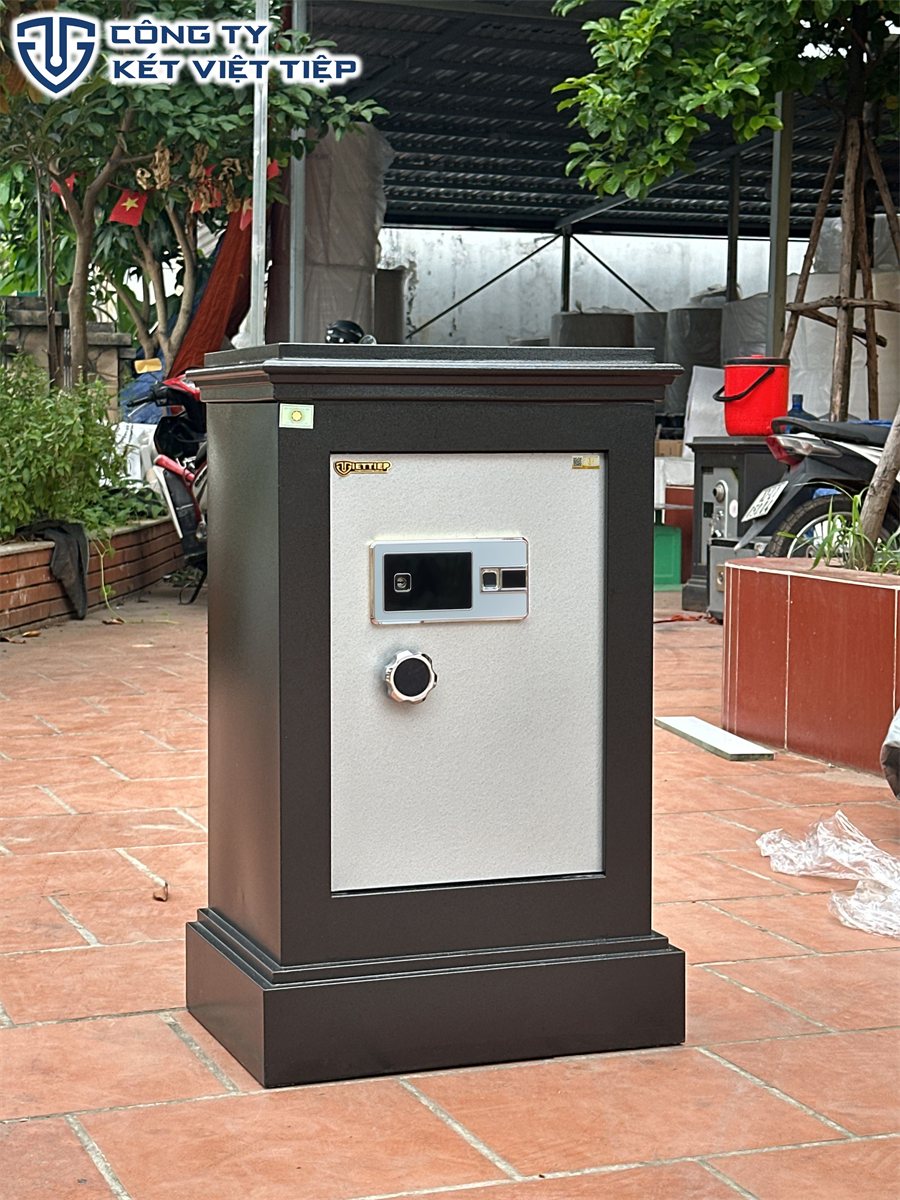 Két sắt cỡ lớn KR89 Pro khoảng 120 kg đặt ngoài sân